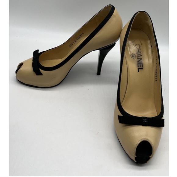 CHANEL Off-White Leather Peep Toe Pump w/ CC Logo Bow + Grosgrain Trim sz 38.5 - Picture 1 of 11